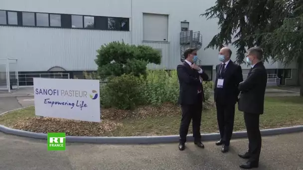 Emmanuel Macron visite un site de production du laboratoire Sanofi