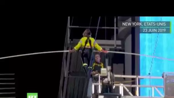 Performance acrobatique : deux acrobates franchissent un câble à 396 mètres de haut à Times Square
