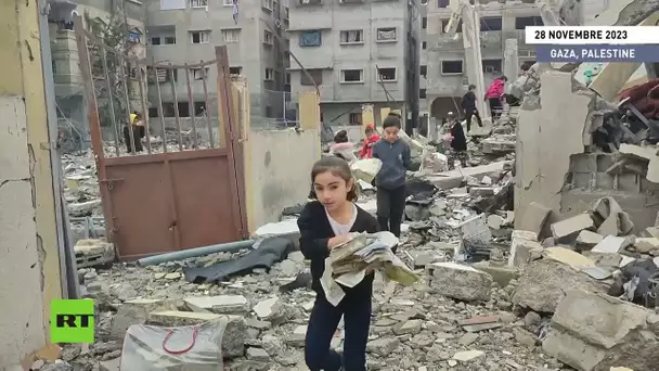 Des enfants ramassent des fragments du Coran dans une mosquée détruite de la ville de Gaza