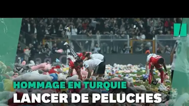 En Turquie, les supporters de Besiktas lancent des peluches en hommage aux victimes du séisme