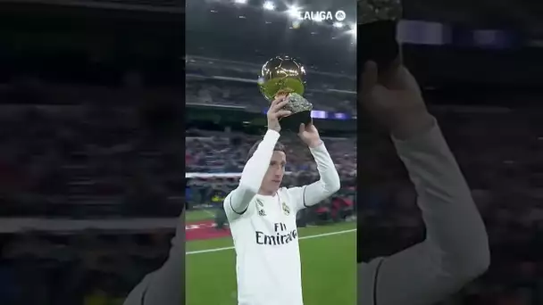 ¿Te acuerdas? MODRIC, un día como hoy, brindando el BALÓN DE ORO al Bernabéu 🏆 #shorts