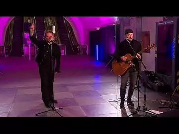 Le chanteur irlandais Bono en concert impromptu dans le métro de Kyiv