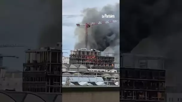 Un immeuble en construction ravagé par les flammes à Paris