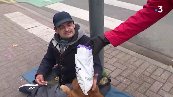 Ils sillonnent Lille à vélo pour distribuer des repas aux sans domicile fixe.