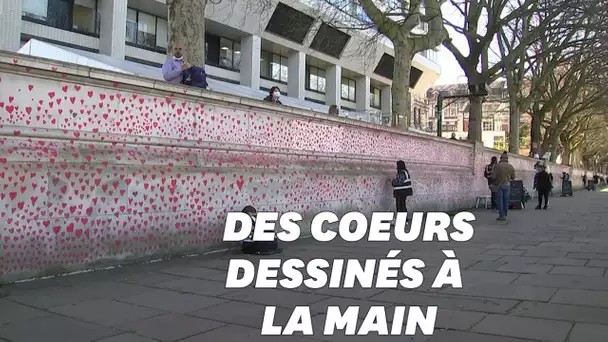 Covid-19: 150.000 coeurs ont été dessinés sur ce mur à Londres en mémoire aux victimes