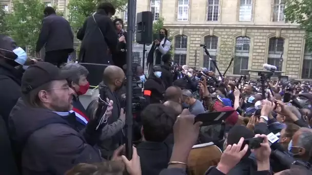Rassemblement pour George Floyd: Camelia Jordana, Pomme, Jeanne Added chantent "We Shall Overcome"