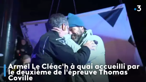 Armel Le Cléac'h à quai accueilli par le deuxième de l'épreuve Thomas Coville