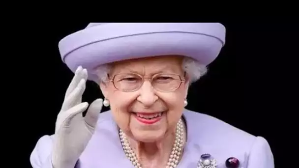 La reine reçoit un nouvel honneur prestigieux alors que la monarque remporte des éloges dans le sond