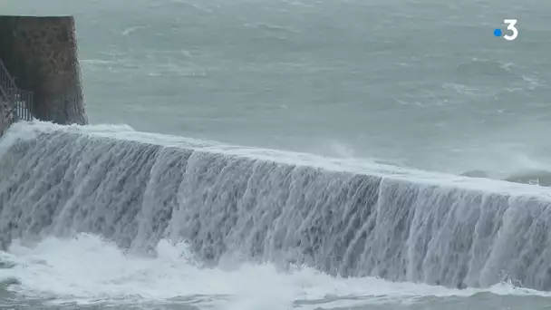 Sables d'Olonne : les vagues sur la jetée St Nicolas