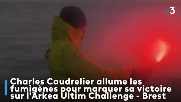 Charles Caudrelier allume les fumigènes pour marquer sa victoire sur l'Arkea Ultim Challenge - Brest