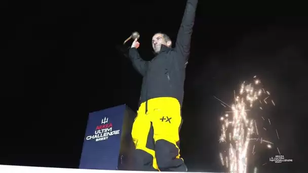 Armel Le Cléac'h salué par le public et brandit son trophée