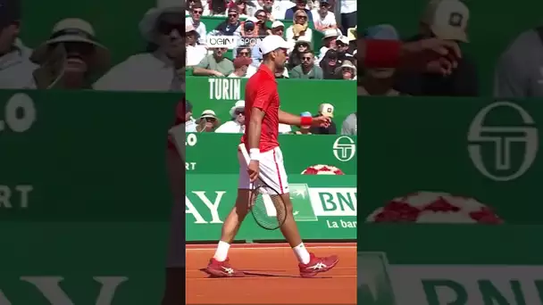 🎾😅 Charrié par le public, Djokovic répond ! #Shorts