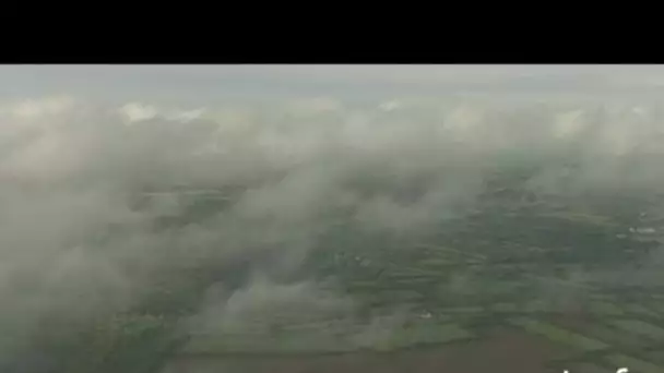 France : bocage à travers les nuages près de la Hague