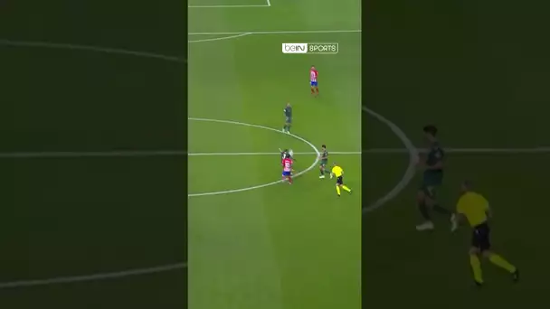 🥵 Fali à deux doigts de marquer le but de l'année contre l'#AtleticoDeMadrid ! #football #skills