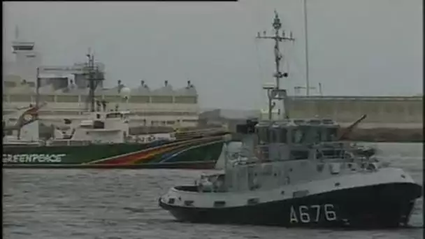 Bateau anglais bloqué par Greenpeace à Cherbourg