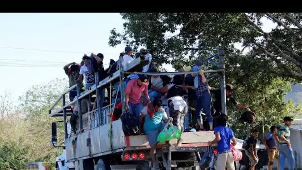Une "caravane" de migrants honduriens force la frontière du Guatemala