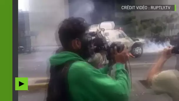 Des véhicules de police incendiés en marge d’une violente manifestation à Caracas