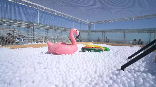 Replongez en enfance avec la piscine à balles en haut de la Tour Montparnasse