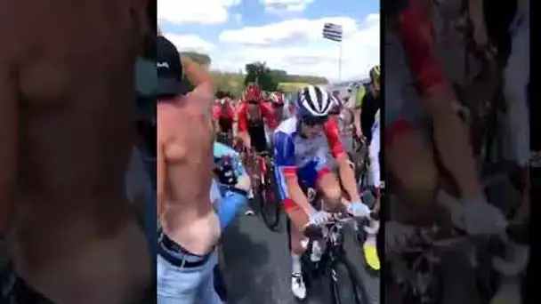 Il se fait claquer les fesses par un coureur du Tour de France !
