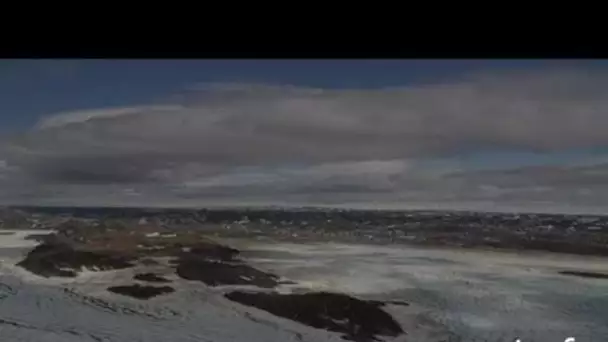 Canada : ville d'Iqaluit au bord de la baie