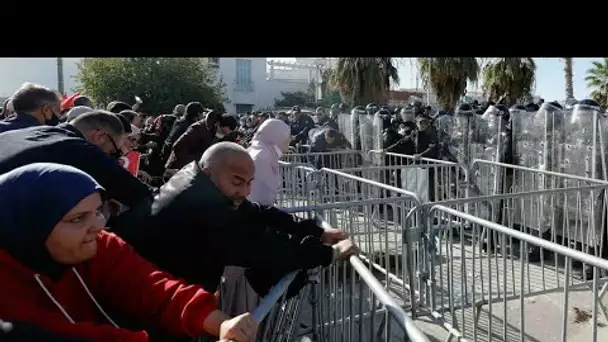 Tunisie : plusieurs milliers de manifestants contre la suspension du Parlement • FRANCE 24