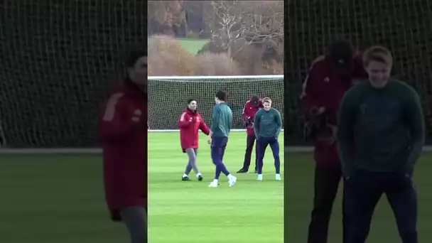 😎 Arteta met un petit pont à Odegaard et célèbre comme CR7 ! #shorts