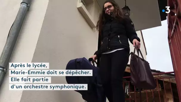 Une lycéenne dans un orchestre symphonique