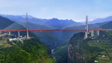 La Chine vient d’ouvrir le pont le plus haut du monde, et il est impressionnant