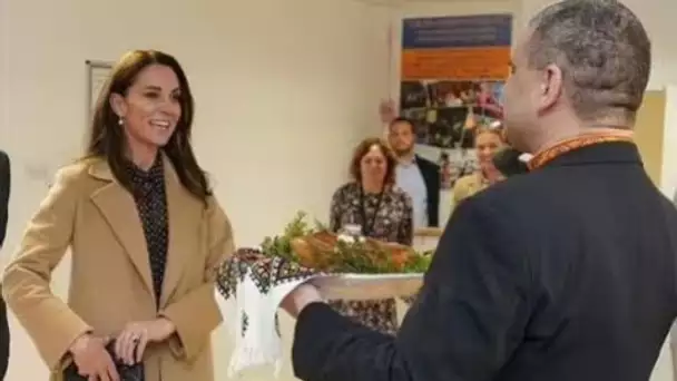 Kate reçoit un joli cadeau alors qu'elle rend visite à des réfugiés ukrainiens à Readin