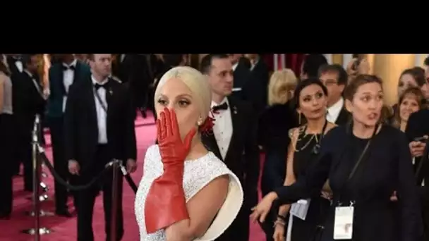 Les gants rouges de Lady Gaga deviennent la risée du web