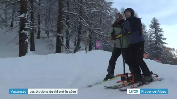 A Risoul, Julien atteint de sclérose en plaque redécouvre le ski, encouragé par Kevin Mayer