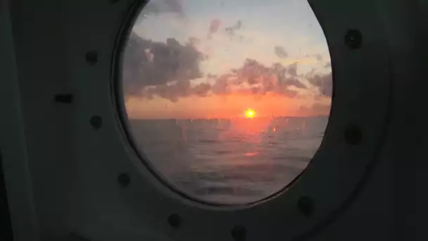 Des bateaux quittent St-Quay-Portrieux pour s'opposer au projet d'éoliennes en baie de Saint-Brieuc.