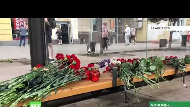 Russie : des fleurs et des bougies déposées sur le lieu de l’explosion d’un bus à Voronej