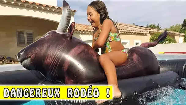 DANGEREUX RODÉO : Un Taureau dans la piscine ! 😱
