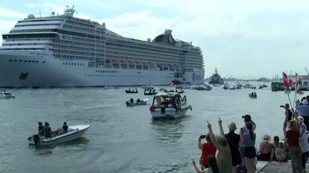 À Venise, le retour des paquebots de croisière fait polémique