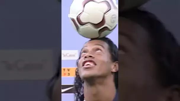 😍 Quand le magicien Ronaldinho envoûtait les fans du Barça pendant sa présentation ! #shorts