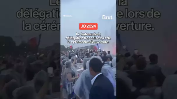 Le bateau de la délégation française lors de la cérémonie d'ouverture #paris2024