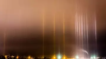 Canada : réveillé par son fils, un photographe capture ces étranges colonnes lumineuses