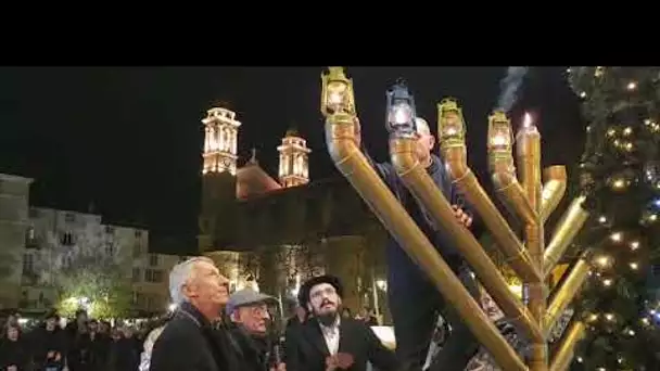 Allumage de la menorah de Hanouka sur la place du marché, à Bastia.