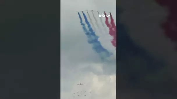 La Patrouille de France survole les Champs-Élysées