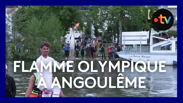 La flamme olympique sur la Charente à Angoulême