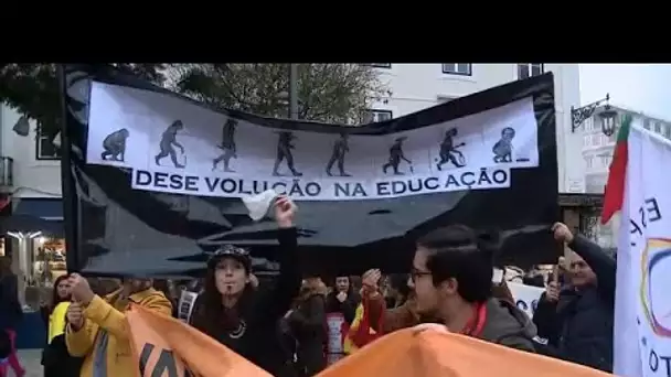 Éducation : des milliers d'enseignants manifestent au Portugal