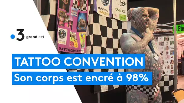 Il est tatoué à 98% et expose son corps au salon du tatouage de Colmar