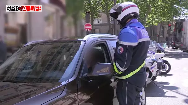 Surprise au volant : La police découvre plus qu'un téléphone