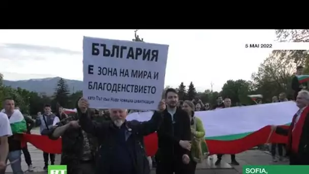 Bulgarie : des militants veillent sur un monument de l'armée soviétique à Sofia