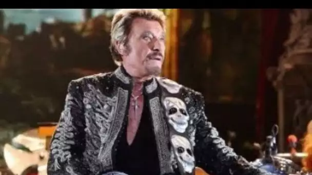 Mais que se passe-t-il avec l’hologramme de Johnny ? L’histoire hallucinante en...