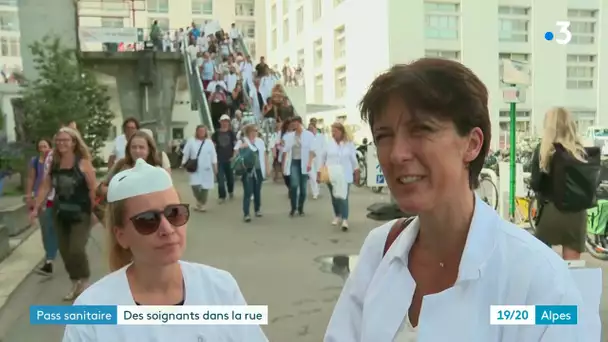 Obligation vaccinale : les soignants dans la rue dans les Alpes
