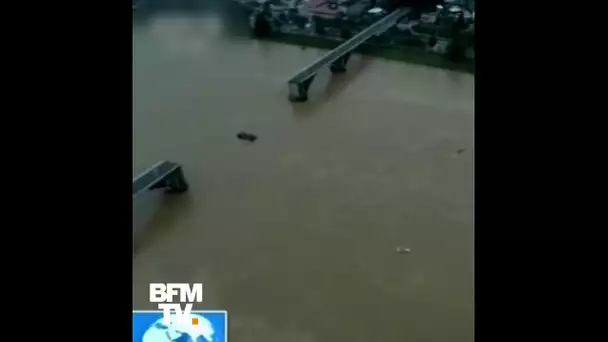 Un pont s&#039;effondre en Chine et deux voitures tombent dans la rivière