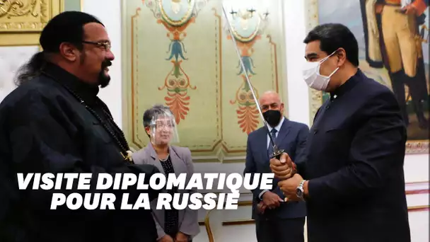 Au Venezuela, le représentant russe Steven Seagal a offert un sabre à Nicolas Maduro
