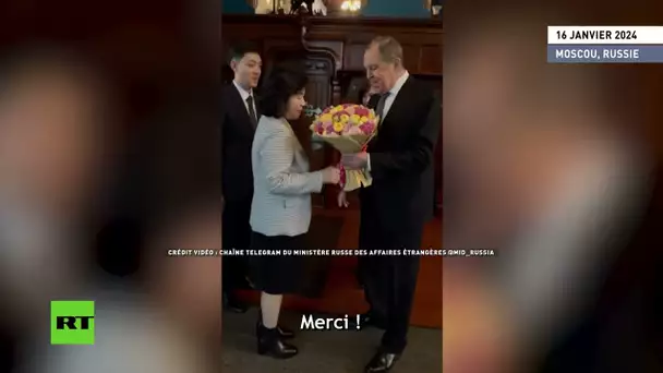 Lavrov offre un bouquet de fleurs au ministre des Affaires étrangères de Corée du Nord